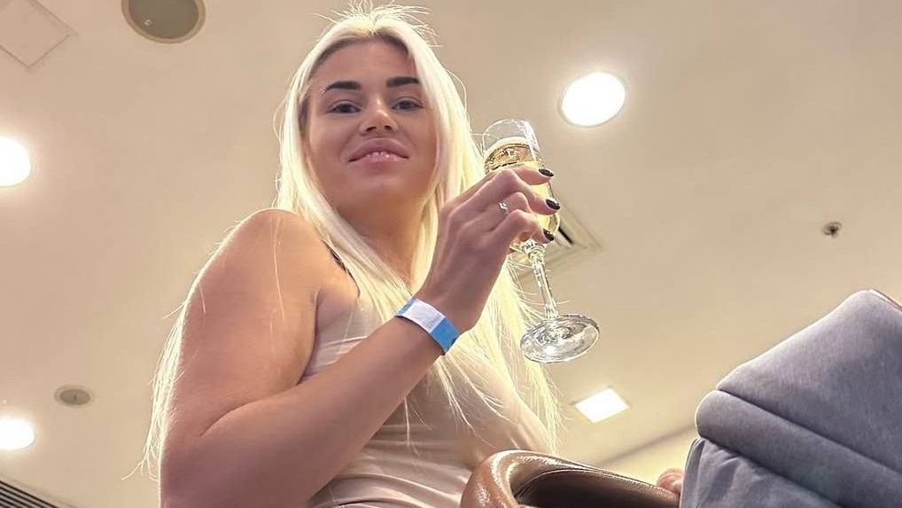 Ruská bloggerka dala dítě do pytle, ze kterého vysála vzduch. Video zveřejnila na sítích